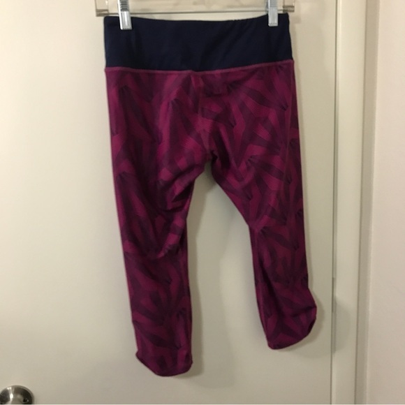 Brooks greenlight fuschia geometric shape Capri workout pants - Picture 3 of 8